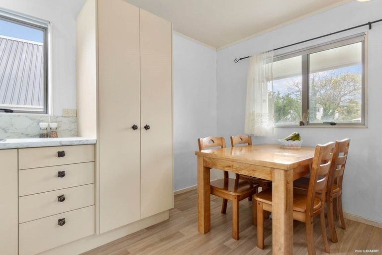 Photo of property in 121a Seabrook Avenue, New Lynn, Auckland, 0600