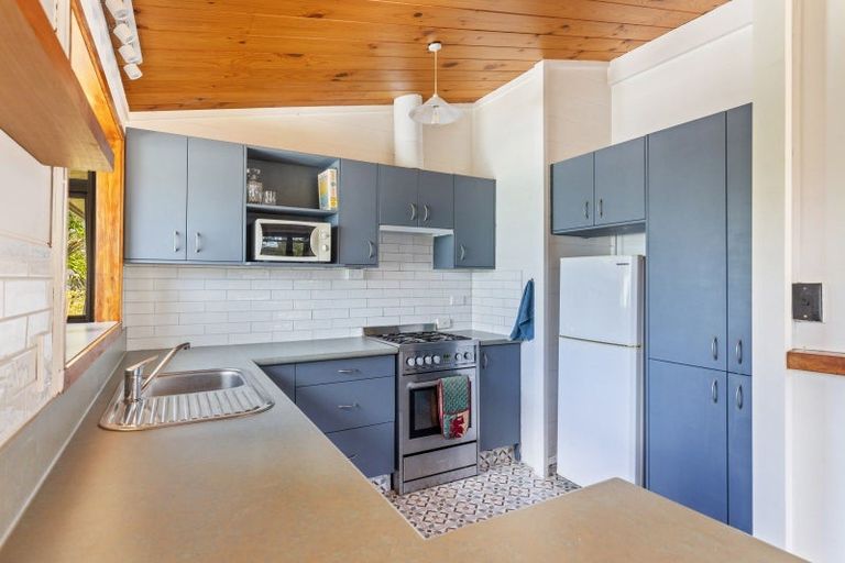 Photo of property in 13 Lindaver Grove, Merrilands, New Plymouth, 4312