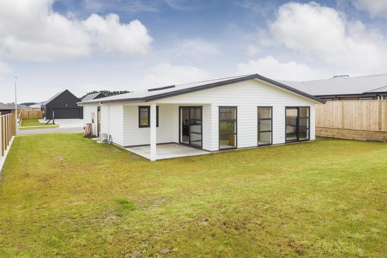 Photo of property in 3 Sardinia Grove, Fitzherbert, Palmerston North, 4410