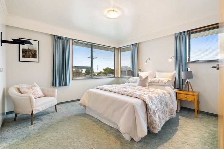 Photo of property in 10 Sunset Road, Unsworth Heights, Auckland, 0632