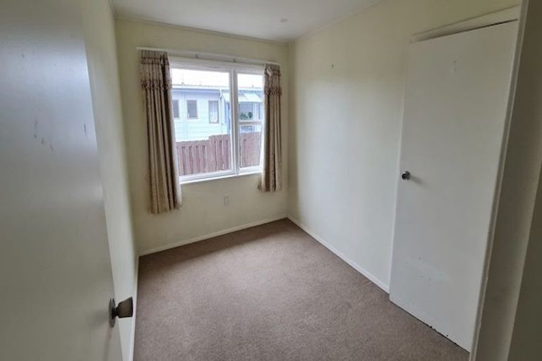 Photo of property in 72 Stewart Drive, Newlands, Wellington, 6037