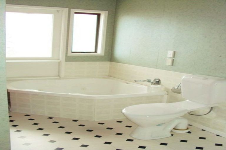 Photo of property in 17 Hurstbourn Priors, Goodwood Heights, Auckland, 2105