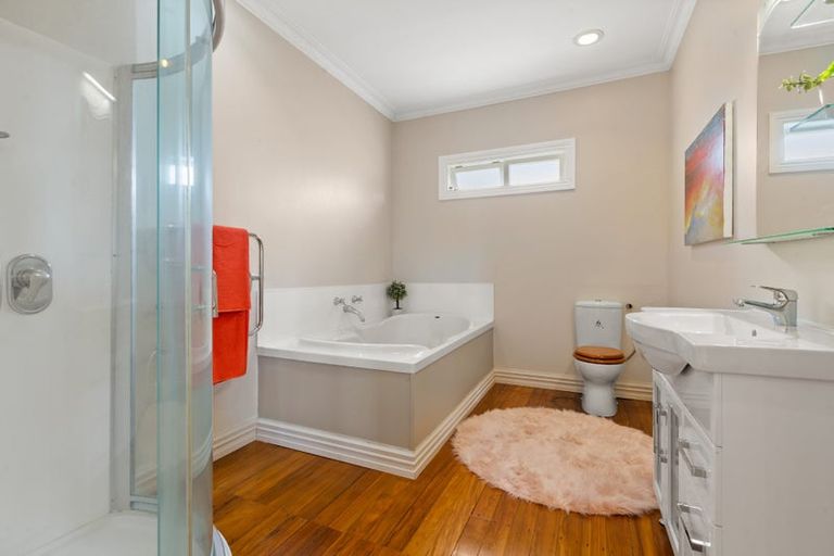 Photo of property in 1 Rubens Lane, West Harbour, Auckland, 0618