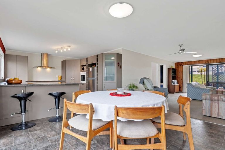 Photo of property in 100 Pukehina Parade, Pukehina, 3189