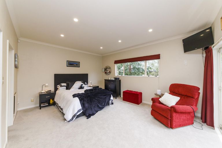 Photo of property in 15 Sycamore Crescent, Fitzherbert, Palmerston North, 4410