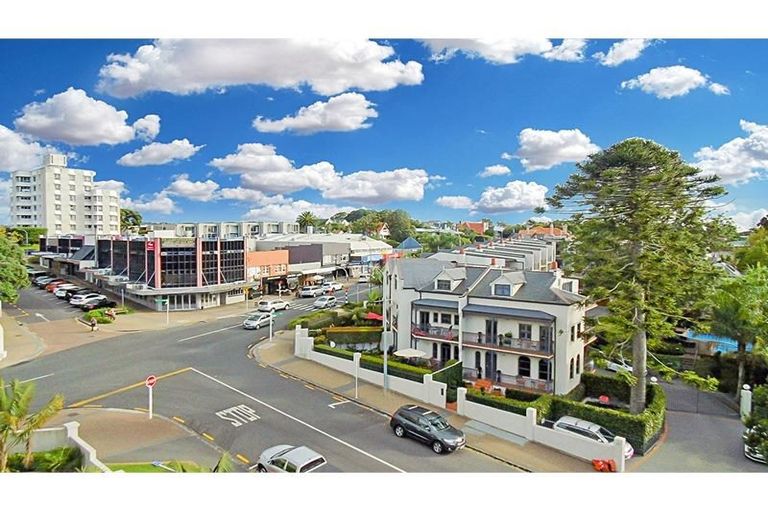 Photo of property in 175h Hurstmere Road, Takapuna, Auckland, 0622