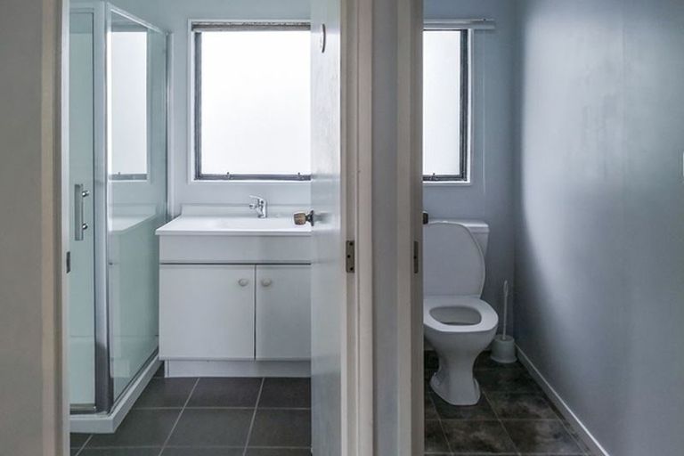 Photo of property in 2/6 Altair Place, Windsor Park, Auckland, 0632