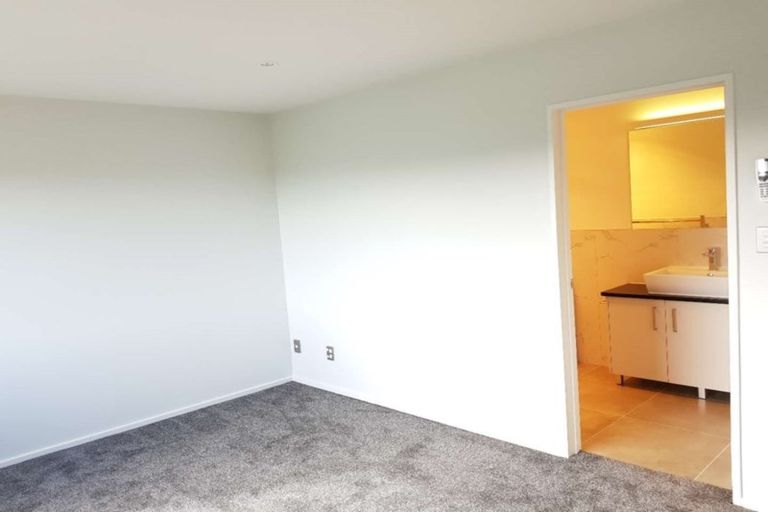Photo of property in 87 Bordeaux Parade, Te Atatu South, Auckland, 0610