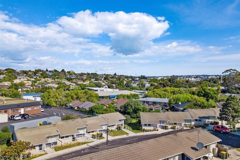 Photo of property in 12 Cockayne Crescent, Sunnynook, Auckland, 0620