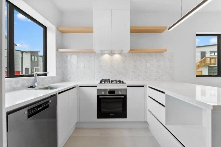 Photo of property in 28 Whare Kauri Road, Papakura, 2110