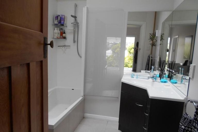 Photo of property in 53 Creswick Terrace, Northland, Wellington, 6012