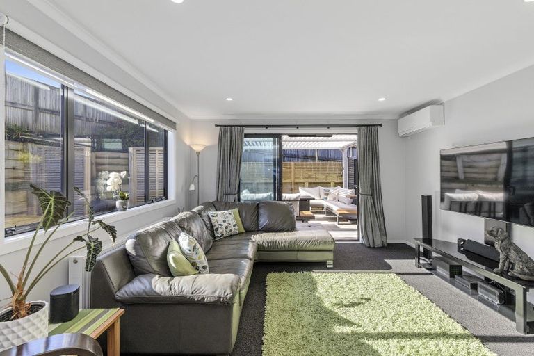 Photo of property in 32 Lanyon Place, Whitby, Porirua, 5024