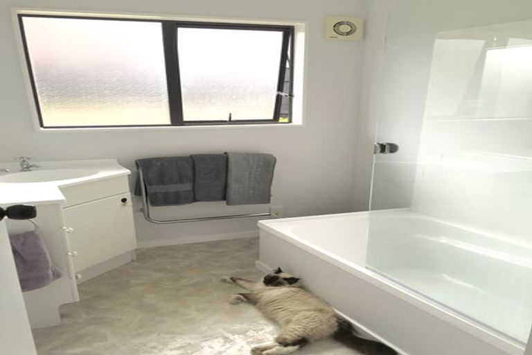 Photo of property in 17 Cobar Close, Maupuia, Wellington, 6022