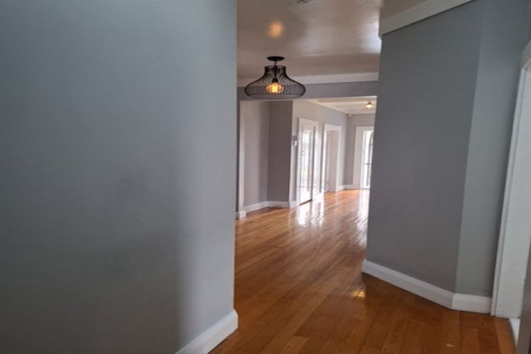 Photo of property in 1/12 Golf Road, New Lynn, Auckland, 0600