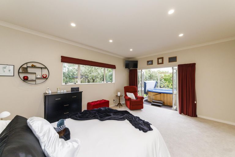 Photo of property in 15 Sycamore Crescent, Fitzherbert, Palmerston North, 4410