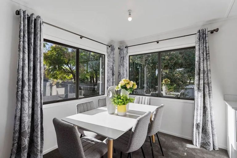 Photo of property in 2/128a Bruce Mclaren Road, Henderson, Auckland, 0612