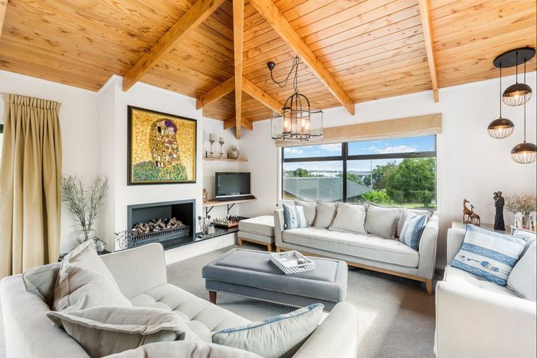 Photo of property in 143 Whangaparaoa Road, Red Beach, 0932