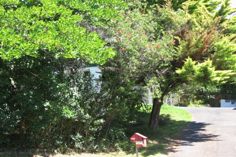 Photo of property in 2/4 Idyll Place, Northcross, Auckland, 0632