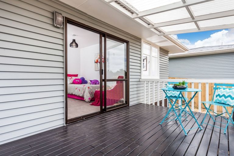 Photo of property in 22 Sylvan Crescent, Te Atatu South, Auckland, 0610