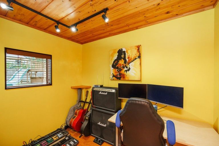 Photo of property in 11 Hillgrove Place, Fitzherbert, Palmerston North, 4410