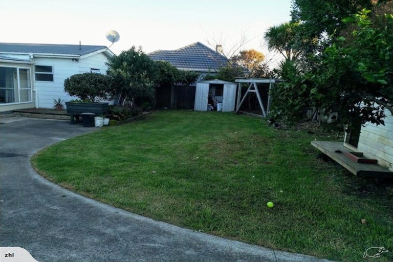 Photo of property in 2/61 Greenslade Crescent, Northcote, Auckland, 0627