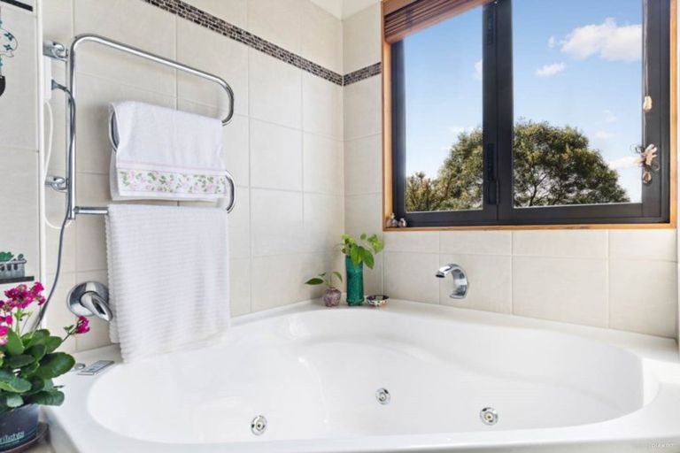 Photo of property in 3/180 Browns Bay Road, Murrays Bay, Auckland, 0630