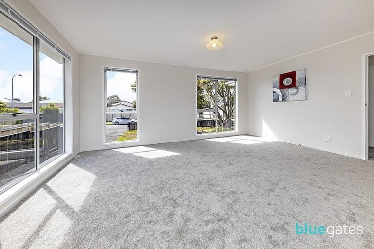 Photo of property in 17 Becker Drive, Weymouth, Auckland, 2103