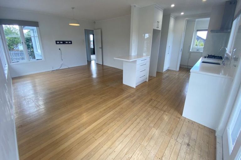 Photo of property in 5 Brookfield Road, Te Atatu Peninsula, Auckland, 0610