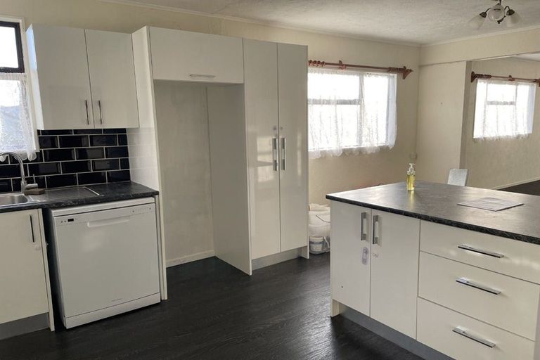 Photo of property in 142 Mark Avenue, Grenada Village, Wellington, 6037