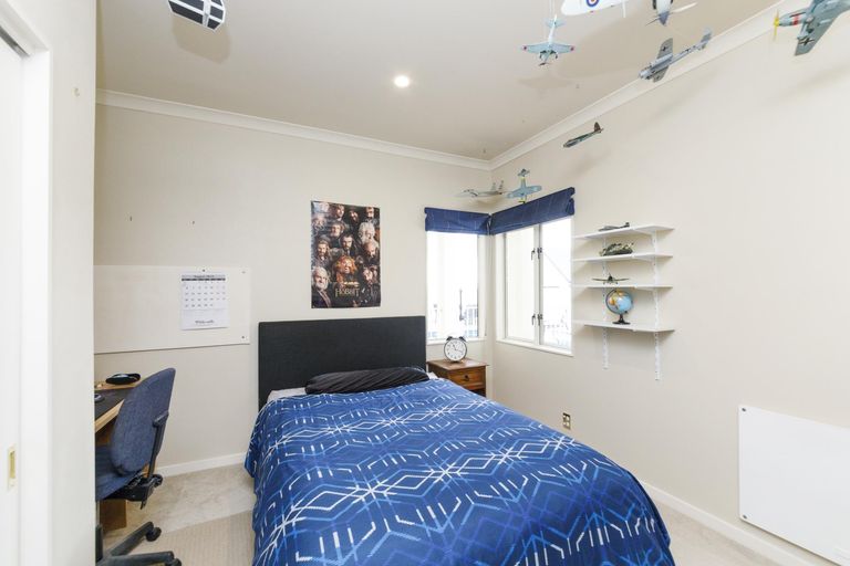 Photo of property in 15 Sycamore Crescent, Fitzherbert, Palmerston North, 4410