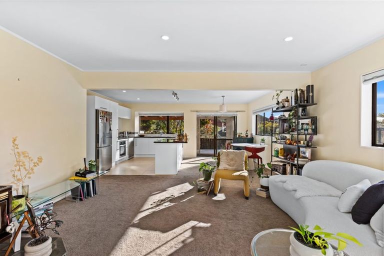 Photo of property in 2/16 Matisse Drive, West Harbour, Auckland, 0618