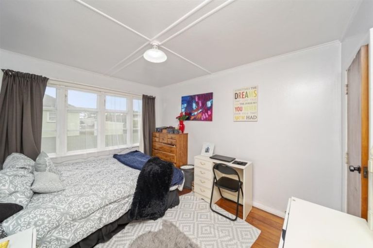 Photo of property in 2 Gladstone Street, Hawera, 4610