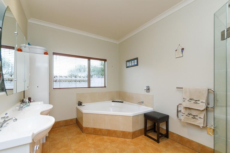 Photo of property in 15 Sycamore Crescent, Fitzherbert, Palmerston North, 4410