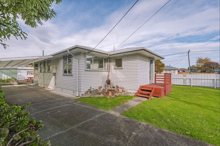 Photo of property in 37 Peters Avenue, Cloverlea, Palmerston North, 4412
