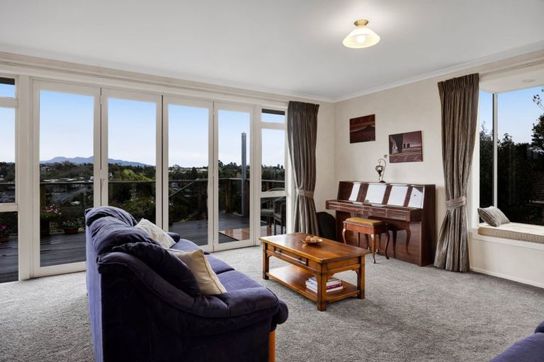 Photo of property in 21 Longview Drive, Merrilands, New Plymouth, 4312