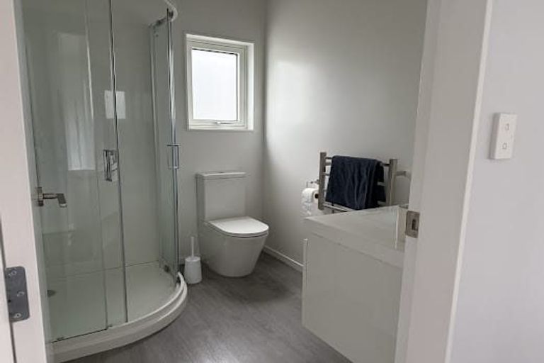 Photo of property in 12a Warrington Grove, Newlands, Wellington, 6037