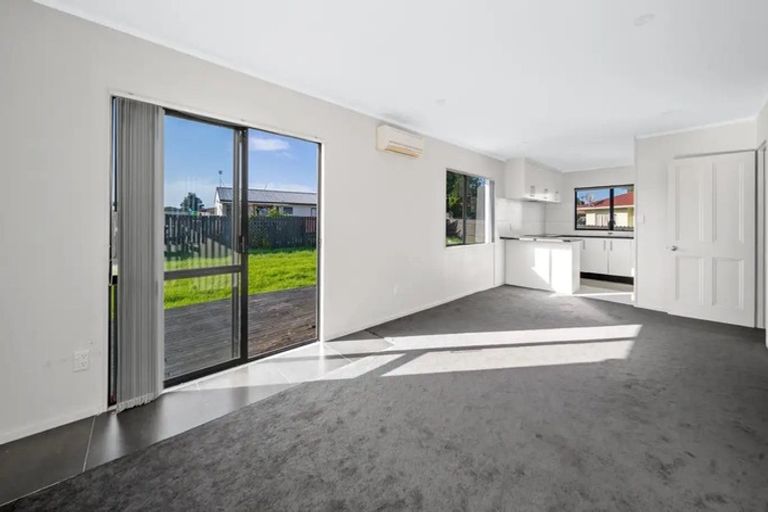 Photo of property in 22 Dungarvon Place, Clendon Park, Auckland, 2103