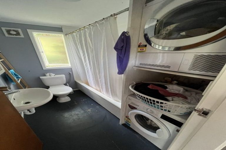 Photo of property in 2 Milne Terrace, Island Bay, Wellington, 6023