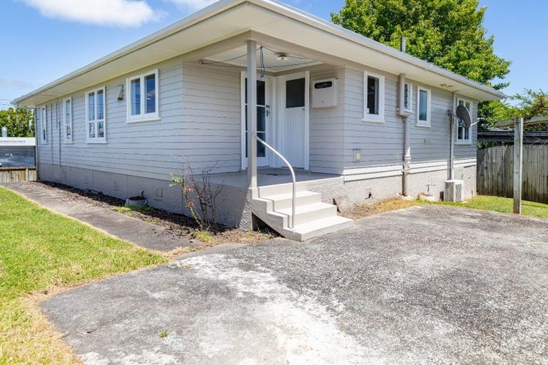 Photo of property in 3 Phelps Place, Glendene, Auckland, 0602