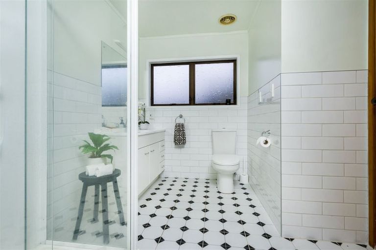 Photo of property in 1/3 Holdaway Avenue, Northcote, Auckland, 0627