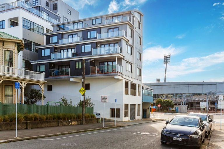 Photo of property in Endeavour Apartments, 22/125 Thorndon Quay, Pipitea, Wellington, 6011