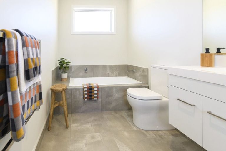 Photo of property in 40 Bluff Road, Kenepuru, Porirua, 5022