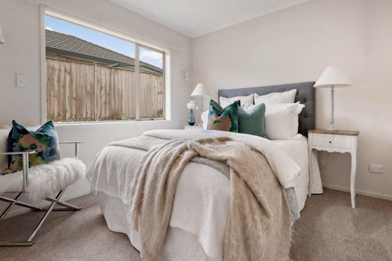 Photo of property in 10 Attymon Lane, East Tamaki, Auckland, 2016