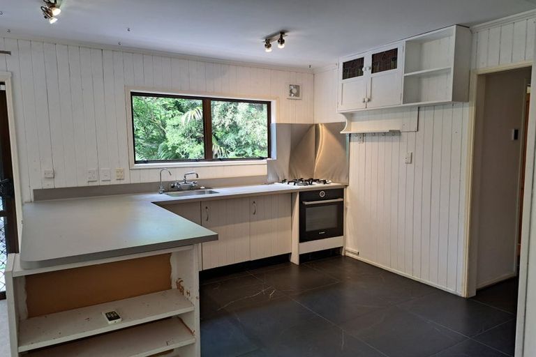 Photo of property in 27 Cascade Avenue, Waiatarua, Auckland, 0604