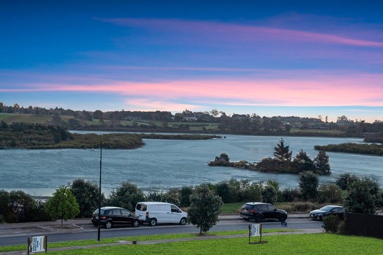 Photo of property in 34 Emerald Avenue, Rosehill, Papakura, 2113