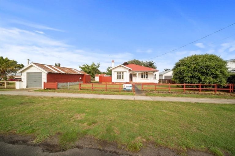 Photo of property in 27 Gloag Street, Waverley, 4510