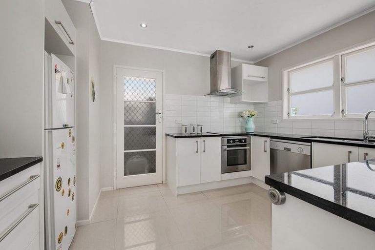 Photo of property in 1/52 Sunnynook Road, Sunnynook, Auckland, 0620