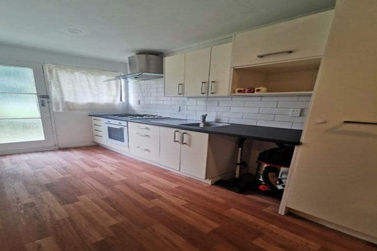 Photo of property in 1/2 Griffiths Place, Te Atatu South, Auckland, 0610