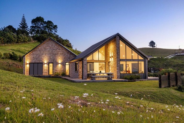 Photo of property in 42 Te Auhi Way, Welcome Bay, Tauranga, 3112