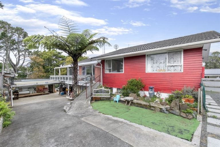 Photo of property in 28 St Catherine Crescent, West Harbour, Auckland, 0618